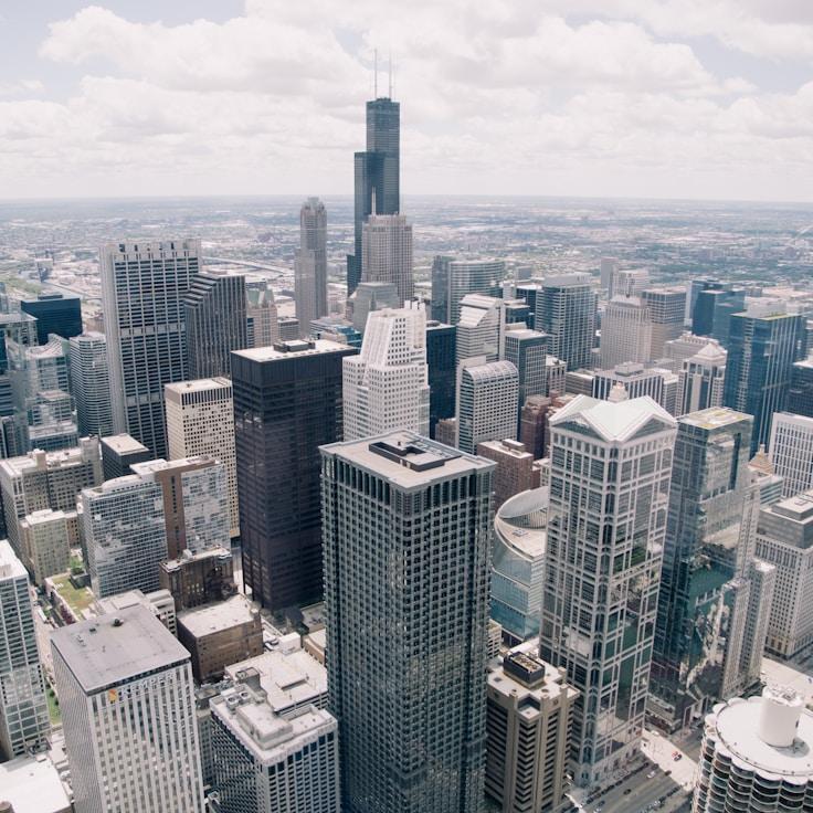 Parents evaluating schools in France